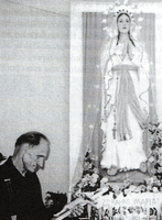 Alois Lasák pred sochou Panny Márie