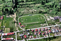 Pred športovým areálom - do lesa