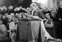 Pápež Pius XII. počas zasvätenia