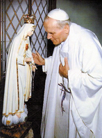 Ján Pavol II. pred sochou Fatimskej Panny Márie