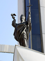 Monument Jána Pavla II. pred vežou Baziliky