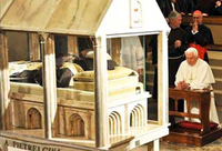 Pápež Benedikt XVI. v modlitbe pred pozostatkami Pátra Pia