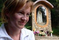 Iveta pred sochou Panny Márie