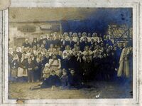 Svadobná fotografia zachytávajúca celú paletu krojov (cca 1930)
