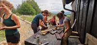 Anna (baloldalt) eleget látott, a többiek a táblákon dolgoznak