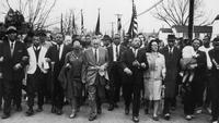 Martin Luther King durante uma marcha pelo direito dos afro-americanos entre Selma (Alabama) e Montgomery, em março de 1965. Fonte: https://br.rfi.fr/