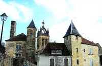 A droite, la Commanderie antonine, à gauche, Commanderie templière, en arrière clocher de l'église Saint Thomas