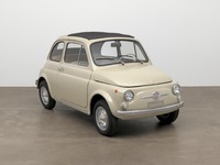 La FIAT 500, uno dei simboli dell'industrializzazione italiana degli anni '50.