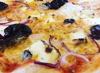 Kirkkovene: aurinkokuivattu tomaatti, mozzarella, Jukkolan leipäjuusto ja punasipuli