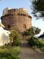 Figura 3. Torre Spagnola di Portoscuso. Nel 1636 la torre venne rasa al suolo da una violenta incursione barbaresca. Venne ricostruita l’anno successivo come la vediamo oggi. Foto: M. Giovanna Meloni