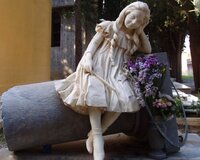 Monumento di Zaira Deplano, detto “la bambina con il cerchio”, nel Cimitero Monumentale di Iglesias
