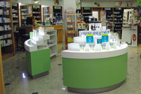 gondola curva con ripiani in plexiglass luminoso - arredamento farmacia e parafarmacia