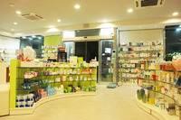 gondole curve con ripiani in vetro temperato - arredamento farmacia e parafarmacia