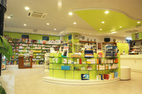 gondola curva con ripiani in vetro temperato - arredamento farmacia e parafarmacia