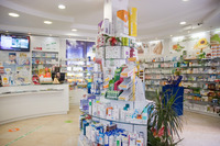 gondola curva con ripiani in vetro temperato - arredamento farmacia e parafarmacia