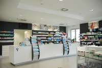 bancone farmacia curvo laccato con espositori da banco e top in vetro temperato - arredamento farmacia e parafarmacia