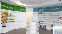 gondola circolare con ripiani in legno laminato - arredamento farmacia e parafarmacia