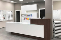 banco ottica in noce e laccatura bianca - arredamento farmacia e ottica
