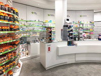 bancone farmacia curvo laccato con poggiaborse e top in vetro temperato - arredamento farmacia e parafarmacia