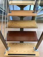 Vue sur escalier limon central avec marche bois – (Vista sobre escada com viga central e degraus madeira)