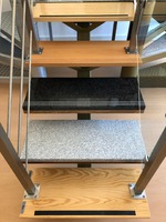 Vue sur escalier limon central avec marche bois et Granit – (Vista sobre escada com viga central e degraus madeira e Granito)