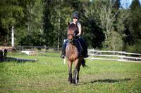 9-vuotias Elli Holopainen osallistui tunnille omalla Turbo-ponillaan. Hevosten parissa kasvanut Elli on ratsastanut 6-vuotiaasta asti. Kuva: Mirja Hussain