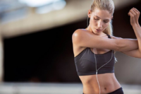 RESPIRARE NEL BACINO - Comincia muovendo e stirando il corpo, in modo da cominciare a sentirti più aperto, naturale e flessibile. Se noti la presenza di alcune contrazioni fisiche. prenditi del tempo per sintonizzarti con esse per cerca di scioglierle, stirandoti delicatamente. Ovunque ci sia un dolore li ristagna la tua energia......