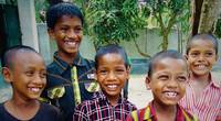 Kummilapsia Uzirpurissa Bangladeshissa / Aarne Laasonen