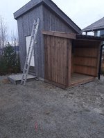 Vedbod beregnet for innsetting av hele paller med traktor
