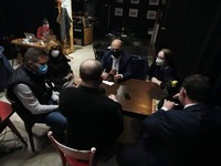 Hostia talkshow Rómovia v politike v rozhovore s režisérkou projektu Magdou Kmeťkovou a moderátorom témy Michalom Oláhom tesne pred živým vysielaním.