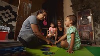 Omama Viera Kováčová zo Zborova pri ranej starostlivosti priamo v domácnosti dieťaťa.