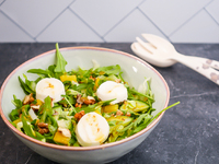 Gemengde salade met walnoten, geitenkaas en walnootolie
