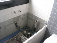 Herausschneiden der alten Badewanne.