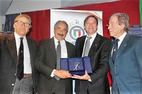 Marino Bartoletti premiato da Stefano Mei Presidente A.N.A.O.A.I. Nazionale