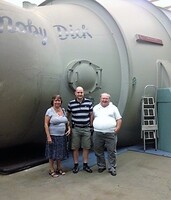 INFN -LNL di Legnaro (PD) 17.09.2018 - Bruno Gozzelino con il figlio Andrea e Patrizia davanti all'acceleratore elettrostatico, del tipo Tandem-XTU, noto con il nome di Moby Dick.
