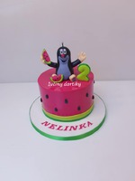 Průměr 17 cm, výška 11cm, váha 2,6 kg. Bez příplatku,postavička v ceně dortu. Cca 12 porcí.