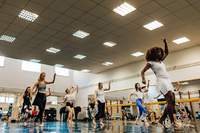 SWING BAIANO La classe Swing Bahia est un cours de danse qui utilise les rythmes de Bahia/ Brésil comme thème musical. Vise à lutter contre le stress, d'améliorer la coordination main-oeil et d'améliorer la condition aérobie. En plus de tout cela, la danse apporte le sentiment de bien être et qualité de vie. Swing Baiano Intensité : Moyen à élevé INDICATION : Adultes. Hommes et femmes. CONTRE-INDICATIONS : Restrictions médicales. AVANTAGES : Minceur, améliore l'estime de soi, condition physique et la motricité. Endurance cardio-respiratoire Cardio respiratoire Endurance Rythme et moteur coordination rythme et coordination motrice.
