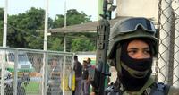 Homens da Polícia do Exército garantem saída de caminhão-tanque de refinaria / Foto: Vladimir Platonow/Agência Brasil