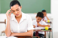 Carreiras e salários pioram e excesso de trabalho cresce, o que afetará ainda a saúde física e psicológica dos educadores. Imagem: aplicativo Canva.