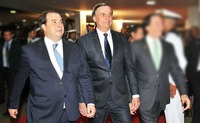 Presidente Bolsonaro e deputado Rodrigo Maia. Empenho para acabar aposentadoria dos trabalhadores afasta muitos simpatizante do capitão. Foto: Agência Brasil.