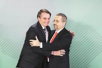 Presidente Bolsonaro e Abraham Weintraub, ministro da Educação. Cortes em órgãos federais antecipam Reforma Administrativa. Foto: Agência Brasil.