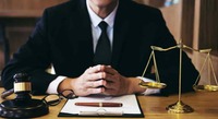 Lei Federal 11.738/2008 obriga prefeitos e governadores a reajustar todo mês de janeiro os salários dos docentes pelo mesmo índice de crescimento do custo-aluno. Em caso de não cumprimento, educadores podem e devem recorrer à Justiça.