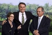 Presidente Bolsonaro ladeado pela ministra da Agricultura, Tereza Cristina, e por Paulo Guedes, ministro da Economia. Foto: Valter Campanato/Agência Brasil.