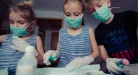 Brasil carece de itens básicos de segurança para prevenir coronavírus, como máscaras, álcool em gel, luvas e outros. Foto: aplicativo Canva.