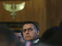 O presidente Jair Bolsonaro conversa com jornalistas, após visita ao Comando da Aeronáutica, em Brasília. Foto: José Cruz/Agência Brasil.