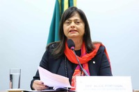 Deputa Alice Portugal (PCdoB-BA e vários outros parlamentares ligados à Educação querem urgência no reajuste de 33,23% para o magistério. Foto: Câmara dos Deputados.