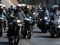 Enquanto muitos passam fome, Jair Bolsonaro brinca de motociata cara nas avenidas do País. Foto: Agência Brasil.