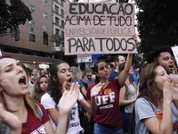 Estudantes e povo têm que sair às ruas para garantir universidade pública e gratuita de qualidade para todos. Foto: Fernando Frazão/Agência Brasil.