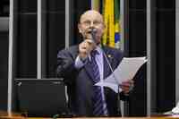 Deputado Federal Bohs Gass (PT-RS) diz que Pec 32 impõe alinhamento ideológico de servidores. "Se você não concordar com o prefeito ou o governador, vai para o olho da rua. Esta é a PEC da Rachadinha." Foto: Pablo Valadares/Câmara dos Deputados.