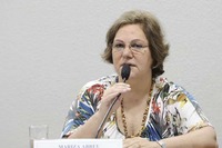 Professora Mariza Abreu bem que poderia usar seus ótimos conhecimentos em Educação para assessorar os profissionais do magistério, e não para ajudar prefeitos inimigos dos trabalhadores do setor educacional. Foto: Pedro França/Agência Senado.